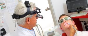 Behandlung mit Lupenbrille, Zahnarztpraxis dr. Veigel und Partner, Rheinau